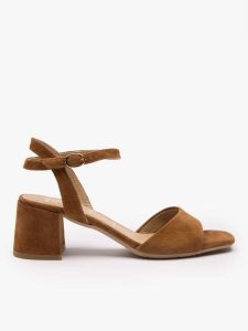 Jasnobrązowe sandały na stabilnym obcasie. Brązowe sandały Ryłko, bez wzorów, ze skóry, z okrągłym noskiem, bez obcasa, na słupku, bez zapięcia. Za 399,99 zł.