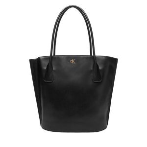 Torebka Calvin Klein. Czarne shopper bag Calvin Klein, bez wzorów, bez dodatków. Za 559,99 zł.