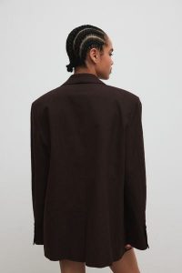 Marynarka typu oversize z lnem w kolorze INTENSE BROWN - HARLEY. Brązowe marynarki i żakiety Marsala, bez wzorów, z bawełny, eleganckie. Za 459,90 zł.