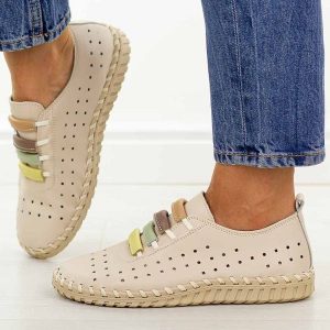 Beżowe ażurowe skórzane półbuty damskie Filippo Dp7693/26. Brązowe półbuty Filippo, na lato, w ażurowe wzory, z jeansu, z okrągłym noskiem, bez obcasa, bez zapięcia. W wyprzedaży za 197,10 zł.