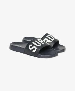 Superdry Core Pool Sliders - Klapki z wyściełanym paskiem – Deep Navy/Optic. Niebieskie klapki Superdry, bez wzorów, bez obcasa. Za 174,20 zł.