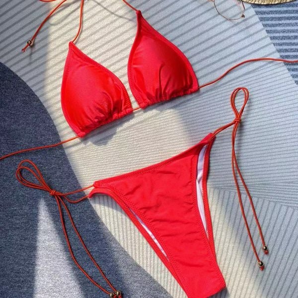 Bikini trójkątne z regulowanymi wiązaniami na plażę Dinny. Czerwone bikini Intica, bez wzorów. Za 149,00 zł.