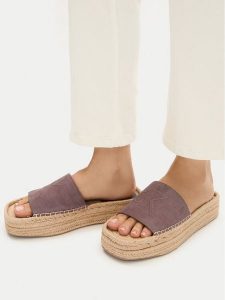 Calvin Klein Klapki Flatf Espa Mule Nub Mg HW0HW02890 Brązowy. Brązowe klapki Calvin Klein, bez wzorów, bez obcasa. Za 449,99 zł.