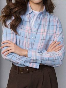 Flanelowa koszula w kratę - różowy. Czerwone koszule Sinsay, l, bez wzorów, bez kołnierzyka, bez ramiączek. Za 49,99 zł.