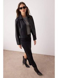 Trendyol Kurtka w kolorze czarnym ze skóry syntetycznej rozmiar: XL. Czarne kurtki Trendyol, xl, bez wzorów, ze skóry, bez kaptura. Za 161,73 zł.