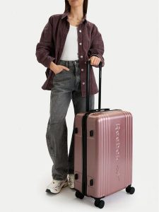 Reebok Walizka średnia CEO-RBK-030-M Różowy. Czerwone walizki Reebok, bez wzorów, z tworzywa sztucznego, średnie. Za 319,99 zł.