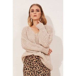 Sweter w kolorze beżowym. Swetry oversize marki Lafaba. W wyprzedaży za 129,95 zł.
