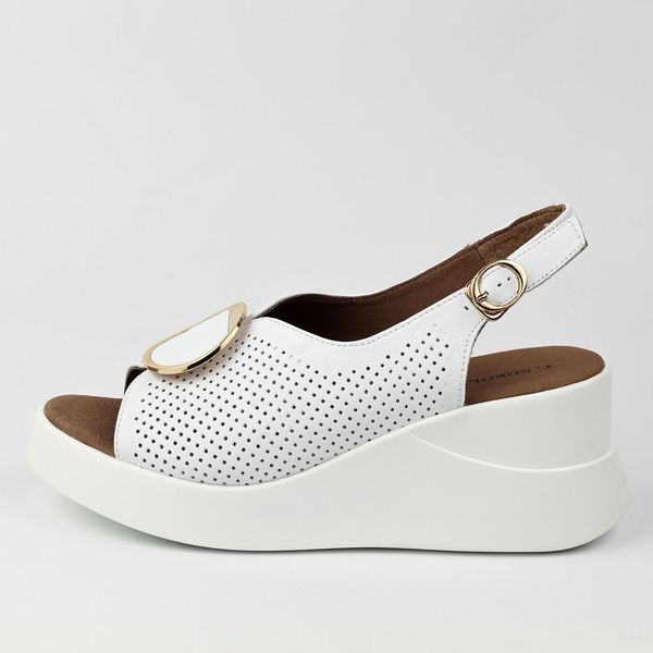 Białe skórzane sandały damskie na koturnie T.Sokolski L26-248. Białe sandały Sokolski, bez wzorów, z materiału, bez obcasa, na koturnie, bez zapięcia. Za 229,00 zł.