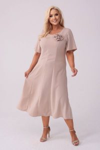 Elegancka sukienka Doris na wesele w kolorze nude PLUS SIZE XXL. Czerwone sukienki Moda Size Plus Iwanek, na imprezę, plus size, bez wzorów, z elastanu, eleganckie, bez kołnierzyka, plus size, bez ramiączek, midi, rozkloszowane. Za 349,90 zł.