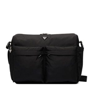 Torebka Guess. Czarne torebki klasyczne Guess, z aplikacjami, bez dodatków. Za 344,99 zł.