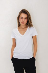 T-SHIRT KLARA BIAŁY L - Flawless. Białe t-shirty Flawless, l, bez wzorów, z bawełny, bez kołnierzyka, bez ramiączek. Za 199,00 zł.