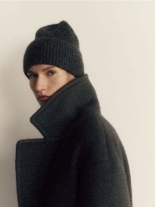 Czapka beanie z wełną - ciemnoszary. Szare czapki Reserved, bez wzorów, z wełny. W wyprzedaży za 55,99 zł.