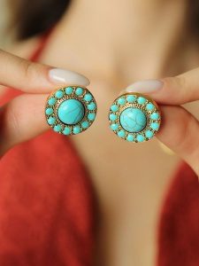 Pierres de Jade Pozłacane kolczyki-wkrętki z turkusami rozmiar: onesize. Żółte kolczyki Pierres de Jade, z turkusem, pozłacane. Za 39,99 zł.