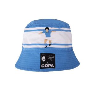 Kapelusz wędkarza dla dorosłych - Haft Maradona x COPA Neapol - Niebieski. Niebieskie kapelusze COPA FOOTBALL, bez wzorów. Za 127,10 zł.