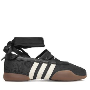 Baleriny adidas. Czarne balerinki ADIDAS, bez wzorów, bez obcasa, bez zapięcia. Za 479,99 zł.