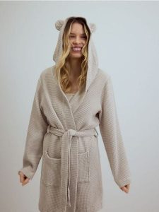 Waflowy szlafrok - beżowy. Brązowe szlafroki Reserved, l, bez wzorów, z bawełny, bez kaptura. Za 149,99 zł.