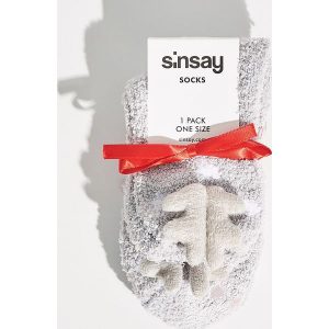 Pluszowe skarpetki świąteczne - Jasny szar. Skarpetki marki Sinsay. W wyprzedaży za 2,99 zł.