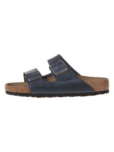Birkenstock Skórzane klapki "Arizona LEO" w kolorze granatowym rozmiar: 37. Niebieskie klapki Birkenstock, bez wzorów, z otwartym noskiem, bez obcasa. Za 428,07 zł.