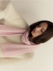 Wełniany szal z kaszmirem - pastelowy róż. Czerwone szaliki Reserved, bez wzorów, z kaszmiru. W wyprzedaży za 139,99 zł.