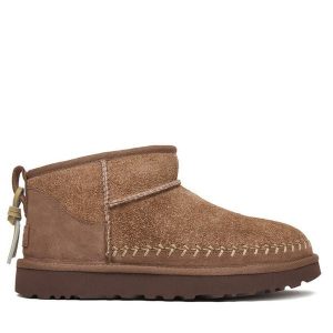 Śniegowce Ugg. Brązowe buty zimowe Ugg, bez obcasa, bez zapięcia. Za 809,99 zł.