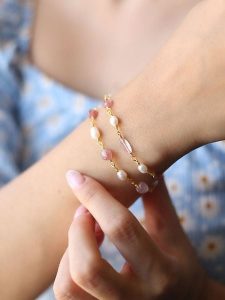 Pierres delicates Pozłacana bransoletka z kwarcem i perłami rozmiar: onesize. Białe bransoletki Pierres delicates, z kwarcem, pozłacane. Za 52,99 zł.