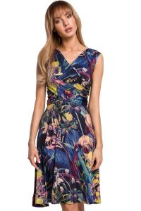 Sukienka w kwiaty z kopertowym dekoltem niebieska. Niebieskie sukienki Sukienki.shop, na co dzień, l, bez wzorów, z dzianiny, eleganckie, bez kołnierzyka, bez ramiączek, dopasowane. Za 139,00 zł.