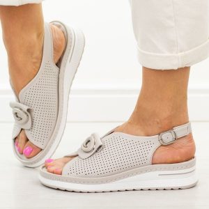 Szare skórzane sandały damskie Jezzi 9759. Szare sandały Jezzi, z aplikacjami, z jeansu, z okrągłym noskiem, bez obcasa, na platformie, bez zapięcia. Za 229,00 zł.