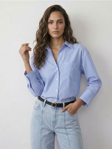 Koszula oversize z kieszonką, w paski - niebieski. Niebieskie koszule Sinsay, l, bez wzorów, bez kołnierzyka, bez ramiączek. Za 39,99 zł.