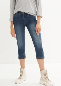 Jeansy slim fit, cropped, średni stan. Niebieskie jeansy bonprix, bez wzorów, z jeansu. Za 92,99 zł.