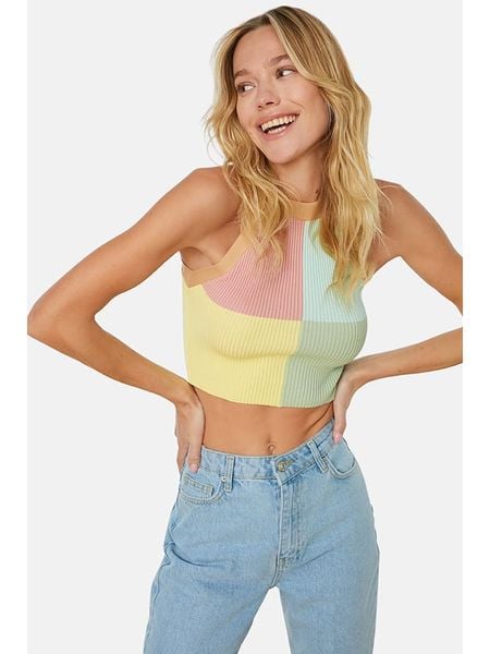 Trendyol Top ze wzorem rozmiar: L. Topy Trendyol, l, bez wzorów, ze splotem, bez kołnierzyka, bez ramiączek. Za 41,30 zł.