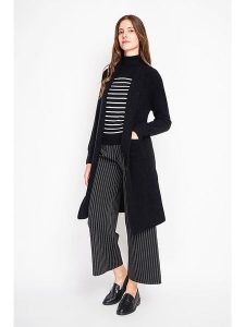 ASSUILI Kardigan w kolorze czarnym rozmiar: 38. Czarne kardigany Assuili, bez wzorów, ze splotem, bez ramiączek. Za 160,96 zł.