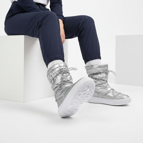 Śniegowce damskie Big Star, z połączenia materiału tekstylnego i syntetycznego z pikowaną metaliczną cholewką regulowanym sznurowaniem, srebrne, KK27. Szare buty zimowe Big Star, ze skóry ekologicznej, bez obcasa, na platformie, bez zapięcia. Za 209,00 zł.