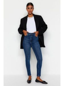 Trendyol Dżinsy - Skinny fit - w kolorze granatowym rozmiar: 40. Niebieskie jeansy Trendyol, bez wzorów, z podwyższonym stanem. Za 99,45 zł.