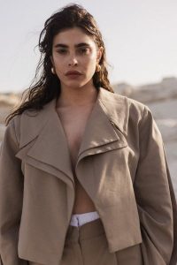 Krótka marynarka z lnem w kolorze TAUPE - LUKSOR -S/M. Brązowe marynarki i żakiety Marsala, m, bez wzorów, ze lnu, eleganckie. W wyprzedaży za 92,48 zł.