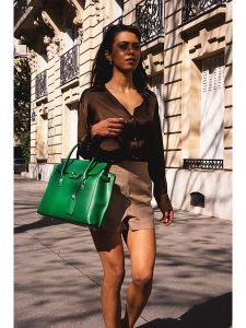 Victor & Hugo Paris Skórzana torebka "Jane" w kolorze zielonym - 36 x 35 x 24 cm rozmiar: onesize. Zielone torebki klasyczne Victor & Hugo Paris, bez wzorów, z materiału, przez ramię, bez dodatków. Za 382,99 zł.