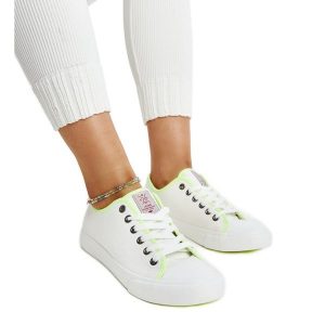 Białe damskie trampki z kolorem Cross Jeans. Białe trampki bez wzorów, z jeansu, bez zapięcia. Za 124,54 zł.