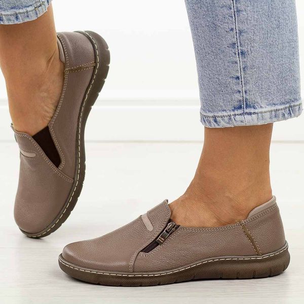 Cappuccino skórzane Polskie półbuty damskie Deoni 538A. Półbuty Deoni, na jesień, bez wzorów, z jeansu, z okrągłym noskiem, bez obcasa, bez zapięcia. Za 379,00 zł.