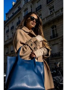 Victor & Hugo Paris Skórzana torebka "Lava" w kolorze granatowym - 32 x 32 x 10 cm rozmiar: onesize. Niebieskie torebki klasyczne Victor & Hugo Paris, bez wzorów, z materiału, bez dodatków. Za 382,99 zł.