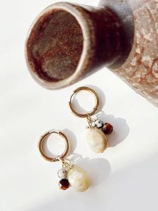 Heliophilia Kolczyki-kreole z kamieniami szlachetnymi rozmiar: onesize. Brązowe kolczyki Heliophilia, z hematytem, ze stali. Za 147,91 zł.