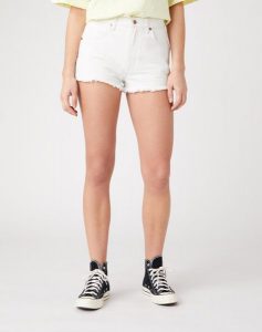 DAMSKIE SZORTY WRANGLER FESTIVAL SHORT WHITE SAND W26F-HQ-29X 112128027. Białe szorty Wrangler, bez wzorów. Za 169,99 zł.
