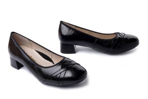 RIEKER 45068-00 black, czółenka damskie. Czarne czółenka Rieker, bez wzorów, ze skóry, bez obcasa, na obcasie, bez zapięcia. Za 379,90 zł.