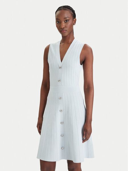 Guess Sukienka dzianinowa W6GK53 Z0658 Błękitny Regular Fit. Niebieskie sukienki Guess, s, z aplikacjami, z dzianiny, bez kołnierzyka, bez ramiączek. Za 614,99 zł.