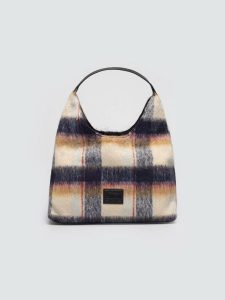 Torebka hobo z tkaniny w kratę brązowa OO574143 803. Brązowe torebki klasyczne Big Star, bez wzorów, z tkaniny, bez dodatków. Za 179,99 zł.