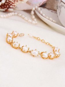 L'Atelier de Gaia Pozłacana bransoletka z perłami rozmiar: onesize. Białe bransoletki L'Atelier de Gaia, z perłą, pozłacane. Za 78,99 zł.