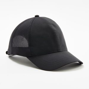 CZAPKA SPORTOWA Z DASZKIEM Tenis TC100 rozmiar 58. Czarne czapki KUIKMA, bez wzorów, z materiału, sportowe. Za 24,99 zł.