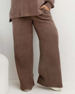 Oversizowe prążkowane spodnie Good Day Ahead na gumce z kieszeniami w kolorze taupe/chłodna mokka Plus Size Oversize. Białe spodnie dresowe Moda Size Plus Iwanek, l, bez wzorów, z dresówki. Za 199,90 zł.