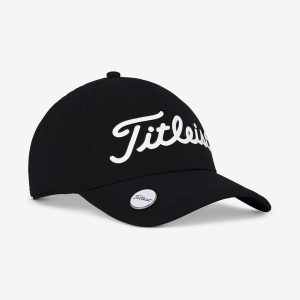 Czapka z daszkiem do golfa Titleist z magnesem na znacznik. Czapki TITLEIST, bez wzorów, z materiału, klasyczne. Za 119,99 zł.
