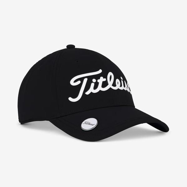 Czapka z daszkiem do golfa Titleist z magnesem na znacznik. Czapki TITLEIST, bez wzorów, z materiału, klasyczne. Za 119,99 zł.