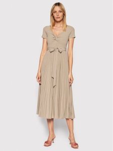 Guess Sukienka codzienna Erynn WBGK86 WE6D1 Beżowy Regular Fit. Brązowe kombinezony Guess, na co dzień, xs, z aplikacjami, z syntetyku, bez kołnierzyka, bez ramiączek, proste. Za 309,99 zł.