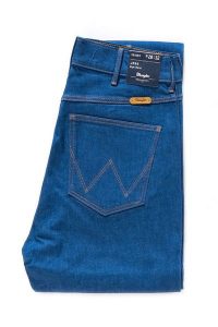 WRANGLER JESS SUMMER BLUE W22GBA90N. Niebieskie spodnie z wysokim stanem Wrangler, bez wzorów, z jeansu, z podwyższonym stanem. W wyprzedaży za 89,99 zł.